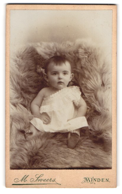 Photograph M. Sweers, Minden, Bäckerstr. 25, cute baby in white dress on fur