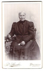 Photograph R. Stanke, Dresden-A., Uhlandstr. 6, portrait elderly lady in splendor