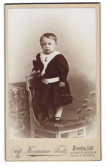 Photograph Hermann Tietz, Berlin, Leipziger-Straße 46-49, toddler on chair i