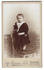 Photograph Hermann Tietz, Berlin, Leipziger-Straße 46-49, toddler on chair i