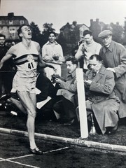 “ROGER BANNISTER, 1954” 1st UNDER-FOUR MINUTE MILE RUN News Photo by OXFORD MAIL