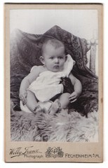 Photograph Willy Franz, Fechenheim a. M., toddler in bright dress on blanket