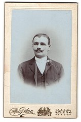 Photograph Alfons Piksa, Vienna, Lacknergasse 9, portrait of a gentleman with purr