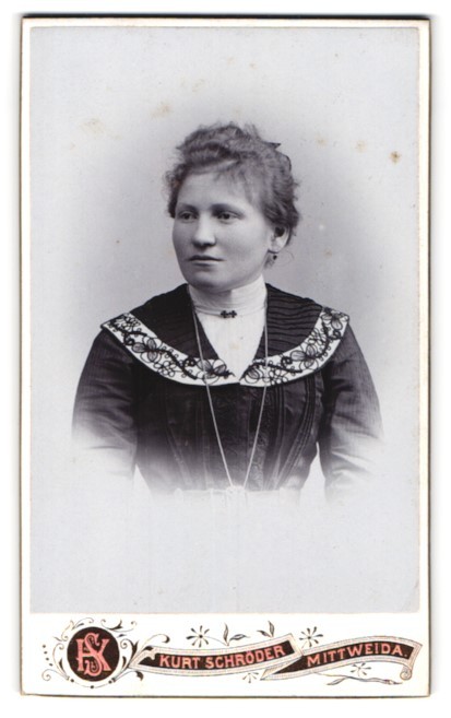 Photograph Kurt Schröder, Mittweida, elegant portrait of a young woman