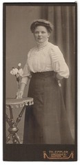 Photograph Th. Eppler, Dresden-N., Hauptstrasse 24, portrait young lady in white