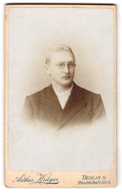 Photograph Arthur Krüger, Berlin, Friedrichstraße 113 A, Georg in 1902