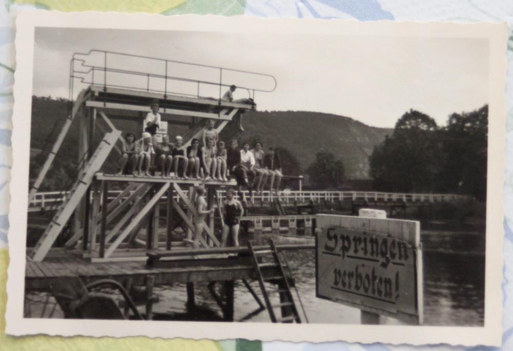 Photo 9x6cm 1951 Walsertal diving tower outdoor pool girl boys vintage BG