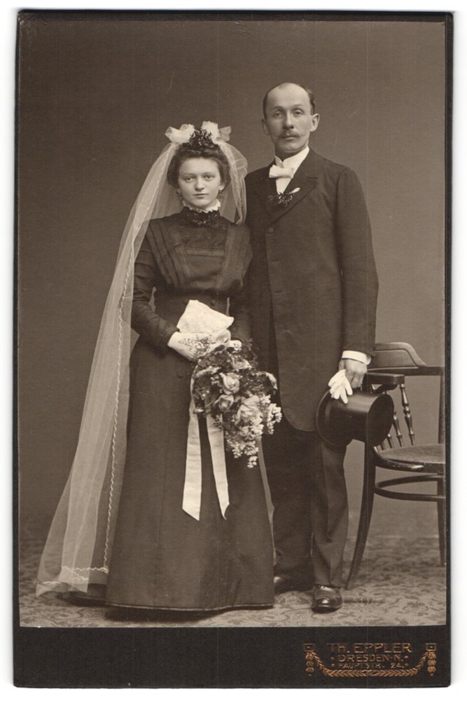 Photograph Th. Eppler, Dresden, Hauptstr. 26, bridal couple in black wedding dress