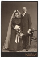 Photograph Th. Eppler, Dresden, Hauptstr. 26, bridal couple in black wedding dress
