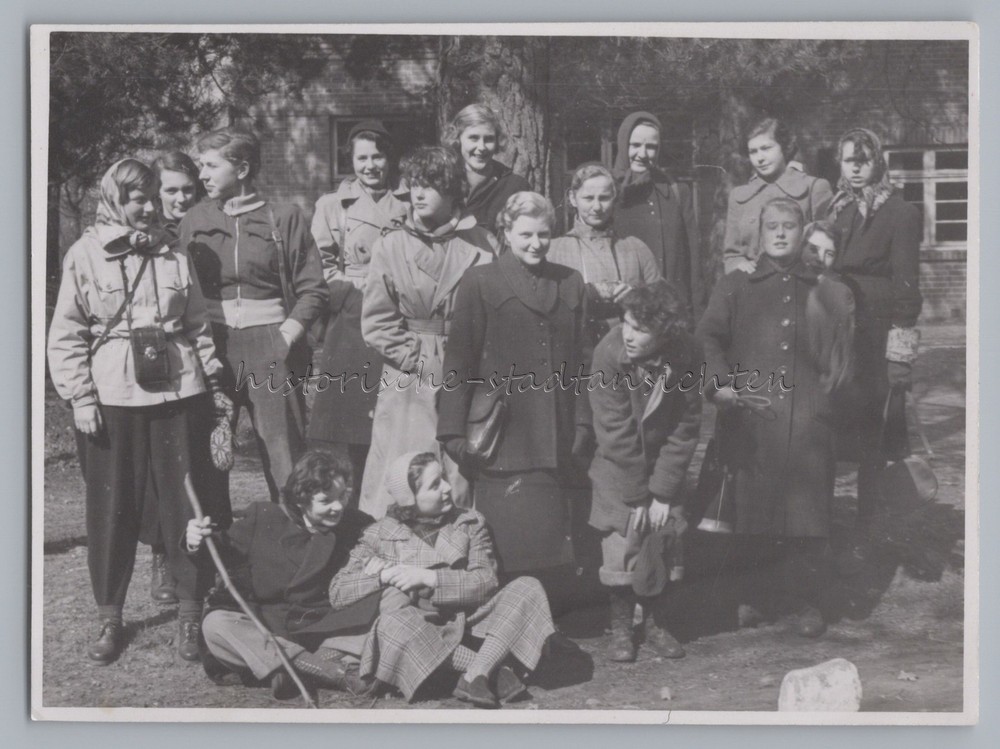 Youth Walking Party Leisure Fashion – Vintage Photo