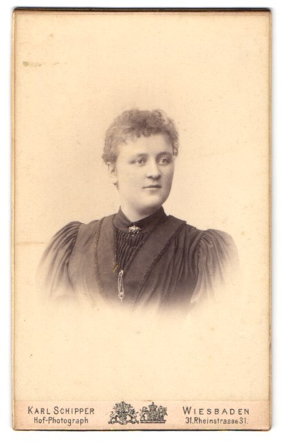 Photograph Karl Schipper, Wiesbaden, Rheinstraße 31, portrait of a woman