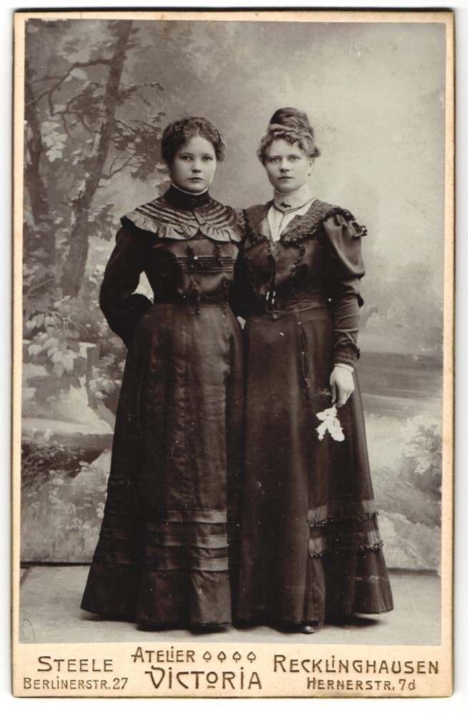 Photography studio Victoria, Steele, Berlinerstr. 27, Two Young Ladies In Dress