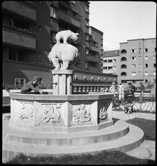 Mateotti Hof, Vienna, Wien city view, bears, fountain, by Eduard PEZDIKA, vintag