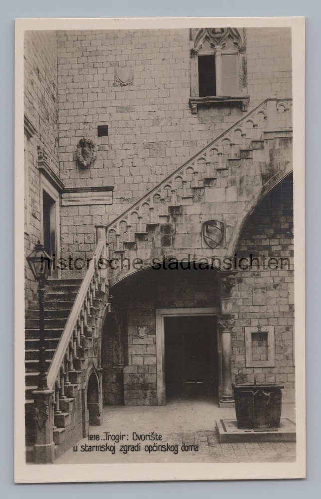 Trogir Kroatien – Dvoriste u starinskoj zgradi opcinskog doma – Foto / AK 1930er