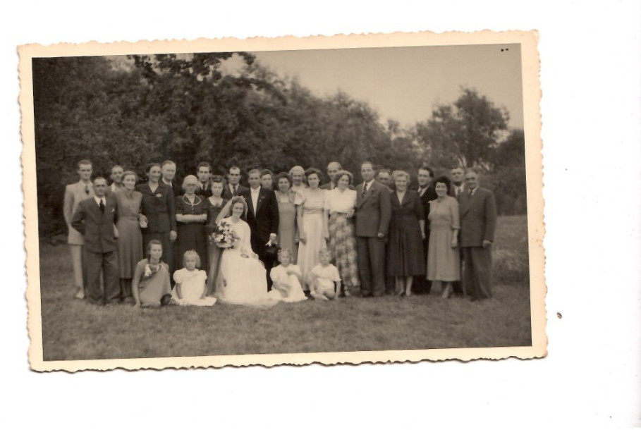 13149-Photo postcard * bridal couple, scattered children, guests * memory 1950s Kassel