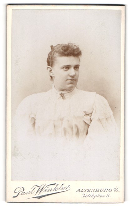 Photograph Paul Winkler, Altenburg I. S., young woman Elisabeth Weber in bright