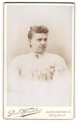 Photograph Paul Winkler, Altenburg I. S., young woman Elisabeth Weber in bright