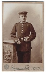 Photograph Hermann Tietz, Hamburg, size Burstah 12/14, young guard soldier with B