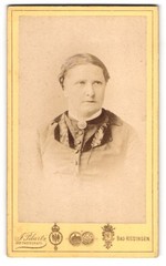 Photograph J. Pilartz, Bad-Kissingen, elderly lady with collar brooch