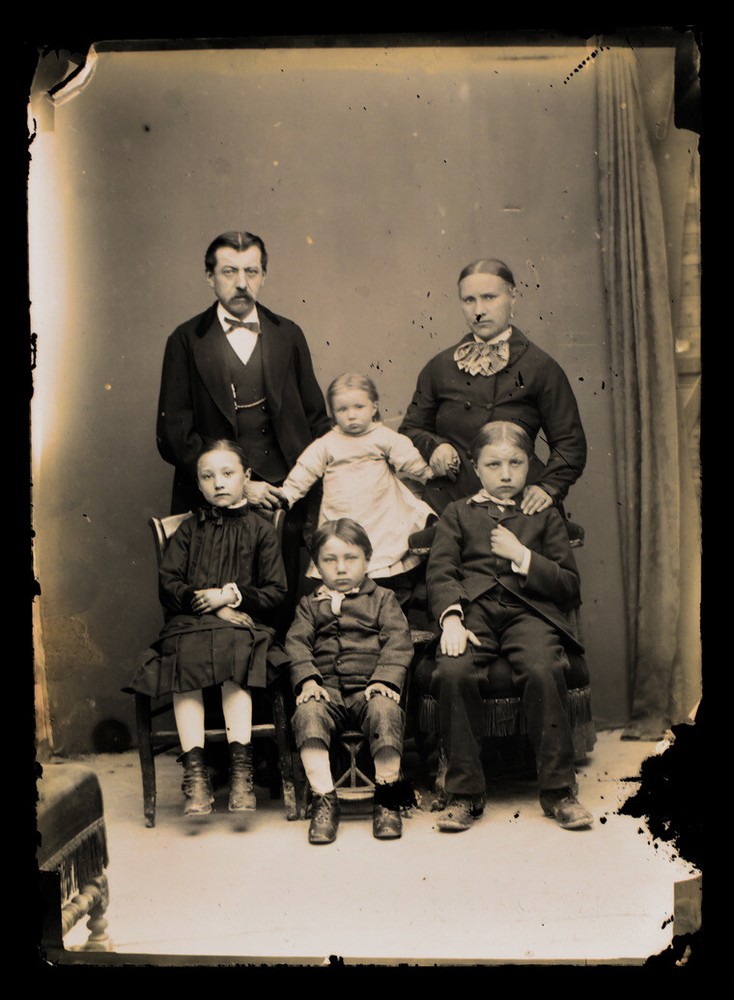Negative on glass, 13×18 cm, Portrait of a bourgeois family No.2