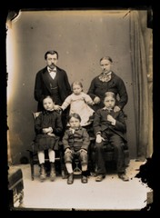 Negative on glass, 13×18 cm, Portrait of a bourgeois family No.2