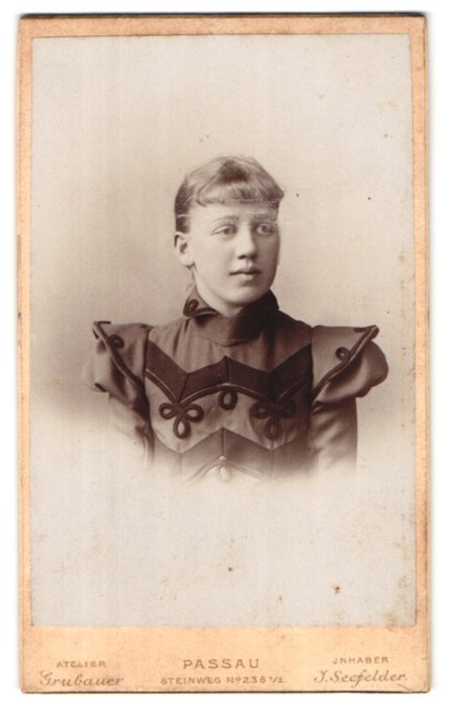 Photograph J. Seefelder, Passau, Steinweg 238 1/2, portrait pretty lady in Mo
