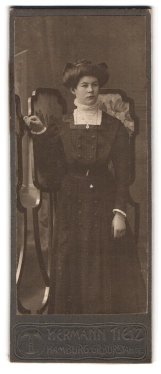 Photograph Hermann Tietz, Hamburg, size Burstah 12/14, portrait lady in Biederm