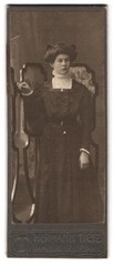Photograph Hermann Tietz, Hamburg, size Burstah 12/14, portrait lady in Biederm