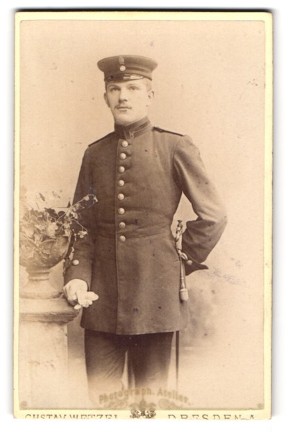 Photograph Gustav Wetzel, Dresden, official/postman in uniform with saber a