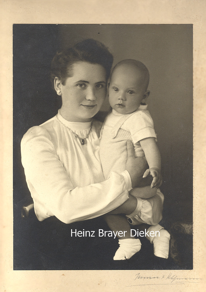 Portrait of a mother, 28×21 cm, black and white, signed Hoffmann Handwritten, 1920