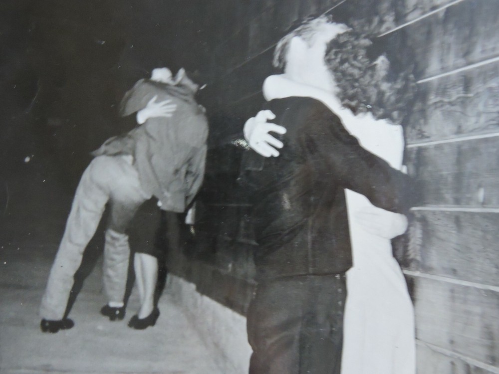 Signed 1940 NYC 8×10 Kissing Couples New York City PHOTO LEAGUE Joe Schwartz
