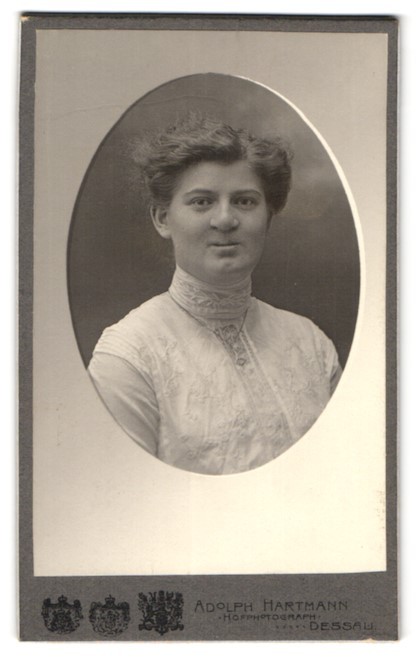 Photograph Adolph Hartmann, Dessau, Franz-St. 25, Young Lady with Modern Frisu