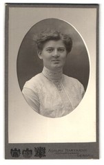 Photograph Adolph Hartmann, Dessau, Franz-St. 25, Young Lady with Modern Frisu