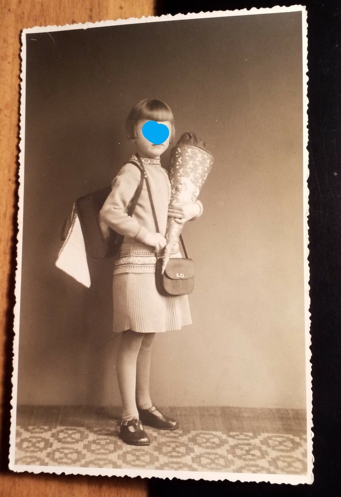 Girl with school bag at school/photo Waldenburg