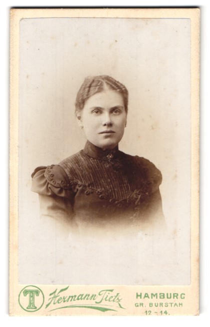 Photograph Hermann Tietz, Hamburg, large burstah 12-14, portrait young lady m