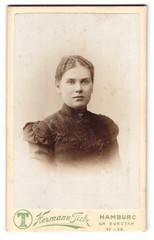 Photograph Hermann Tietz, Hamburg, large burstah 12-14, portrait young lady m