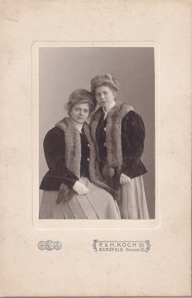Koch KAB – 2 Ladies in Same Robe – Krefeld