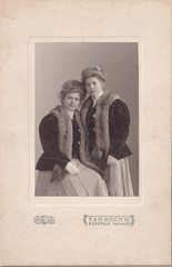 Koch KAB – 2 Ladies in Same Robe – Krefeld