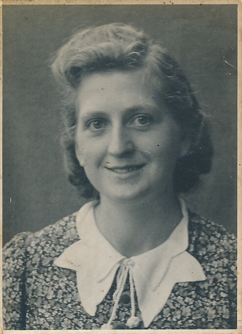Old black photo pretty young woman 1942 approx. 8.5 x 11.5 cm F3417e
