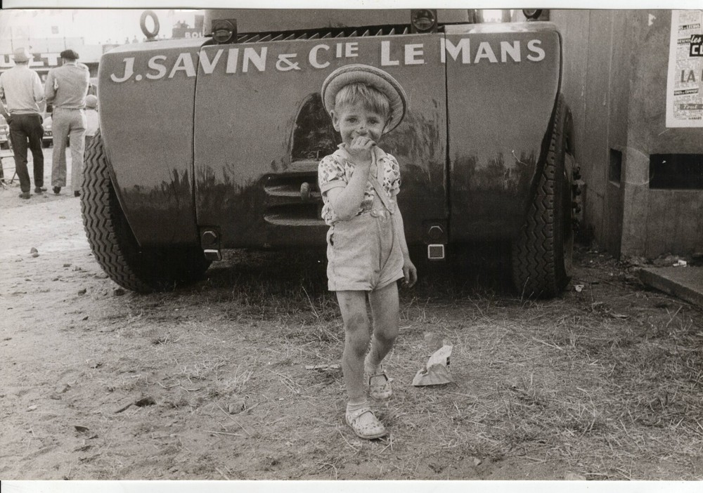 30x20cm Archive Photo 1962 Le Mans 1962 Young Boy Young Fan or Car Mechanic?