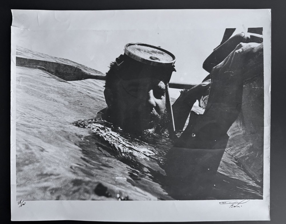Fidel Castro Diving – Rare Underwater Portrait by Korda Signed Vintage Print