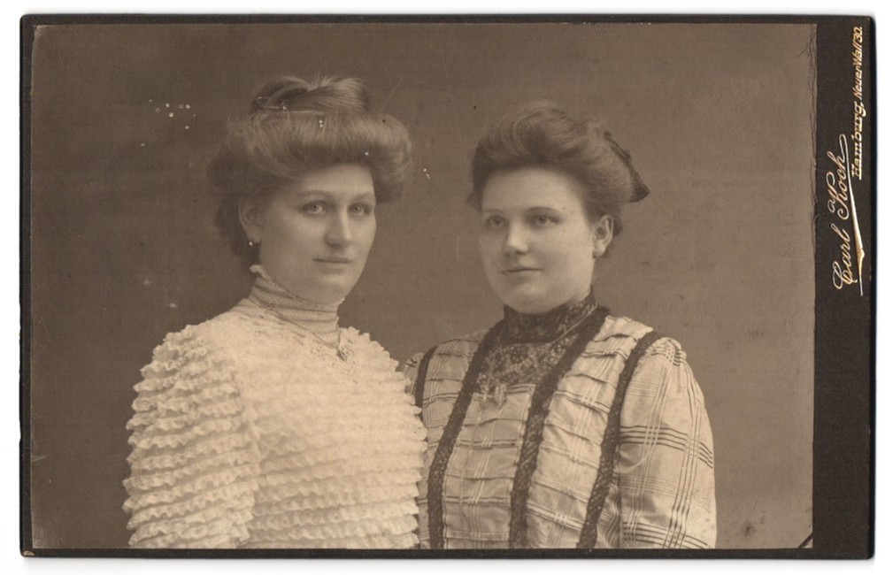 Photograph Carl Koch, Hamburg, Neuer Wall 30, two ladies with raised Haa