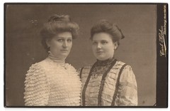 Photograph Carl Koch, Hamburg, Neuer Wall 30, two ladies with raised Haa