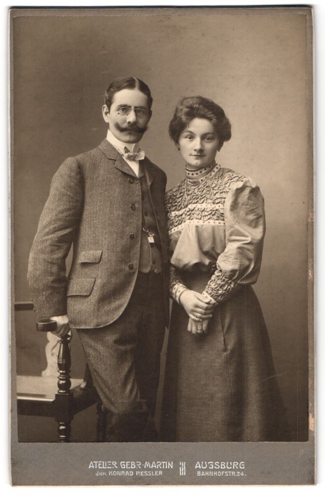Photograph Konrad Ressler, Augsburg, railway station 24, young couple in pretty class