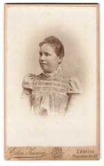 Photograph Edmund Zwarg, Leipzig, Plagwitzer Str. 27, portrait of a woman in elegant