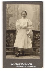 Photograph Gustav Müller, Munich, little girl for her communion with candle