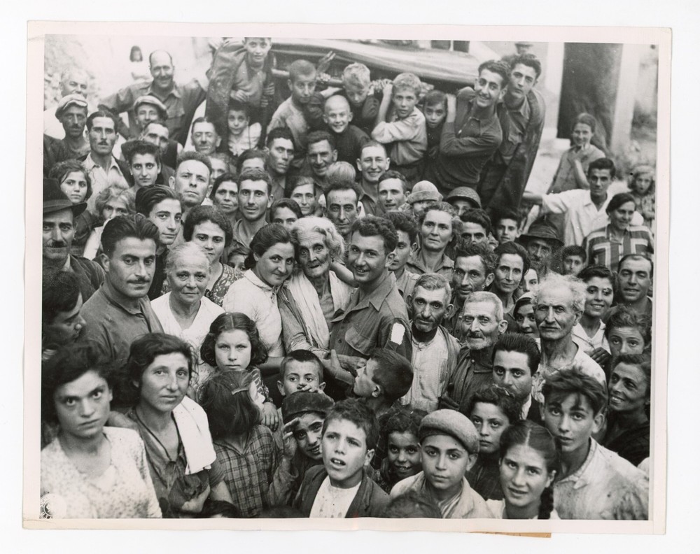 WWII Italian American Lovefest Press Photo 1943 Beautiful Moment Olevano Italy