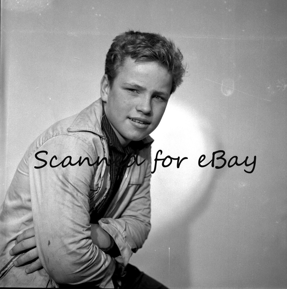 POSS TEENAGE ACTOR POSING FOR PORTRAIT YOUTH SOCIAL HISTORY 1 NEGATIVE 1950s