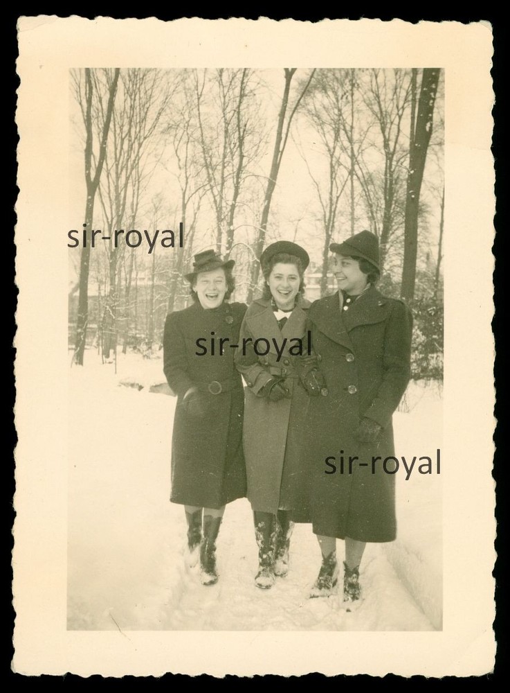 Dortmund 1940 – Pretty Women in the Stadewäldchen in the Snow – 1940s – Photo 7x10cm