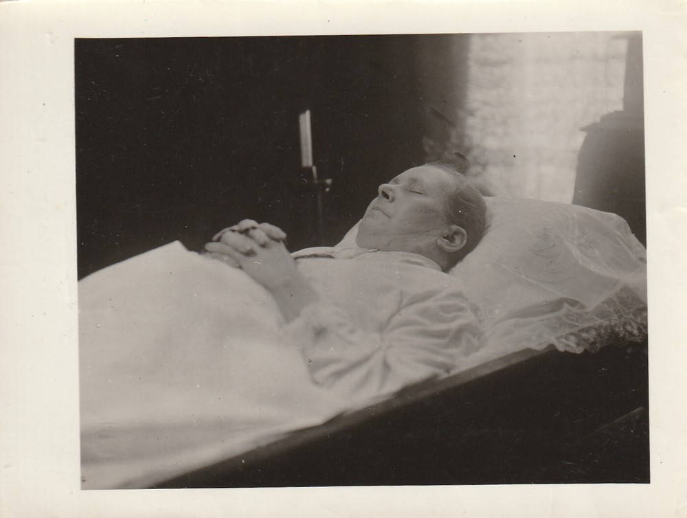 Photo Man Deceased in Coffin Death Post Mortem 1940s-3